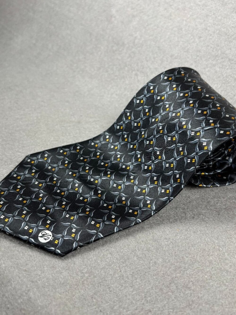 Vintage Versace Classic V2 100% Silk Geometric Medusa Tie